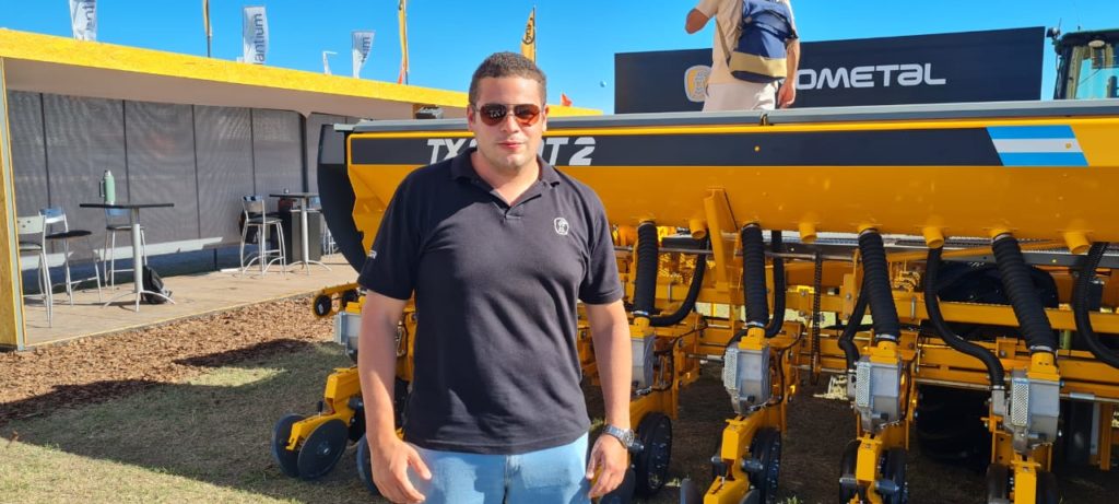 Víctor y Carlos Risio SRL presenta la nueva Agrometal que permite pasar de un lote a otro sin bajarse del tractor